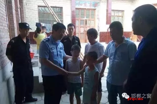 8月11日上午，邯鄲館陶縣公安局指揮中心接到報(bào)警，柴堡鎮(zhèn)劉村李某因欠柴堡鎮(zhèn)武張屯村李某某錢款，李某某將李某的兩個(gè)兒子（一個(gè)10歲，一個(gè)8歲）拘禁。民警迅速趕到現(xiàn)場(chǎng)，發(fā)現(xiàn)李某家街門被反鎖，民警登上盤梯與嫌疑人談話，穩(wěn)定其情緒，做其思想工作，當(dāng)日下午17時(shí)20分許，兩個(gè)小男孩被成功解救。